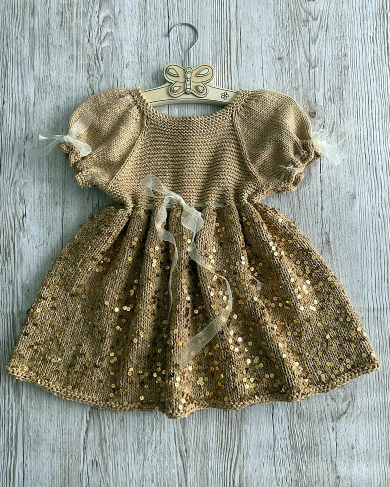 Gestricktes Festkleid mit Goldpailletten