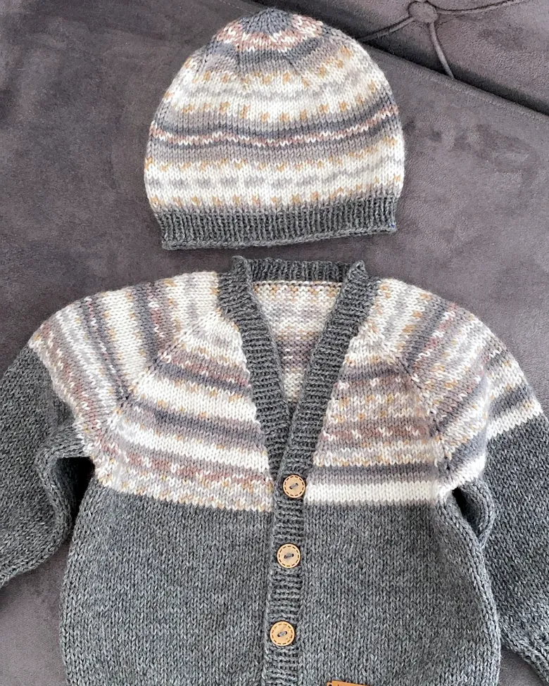 Gestricktes Babyset aus Strickjacke und Mütze in Grau mit Norwegermuster