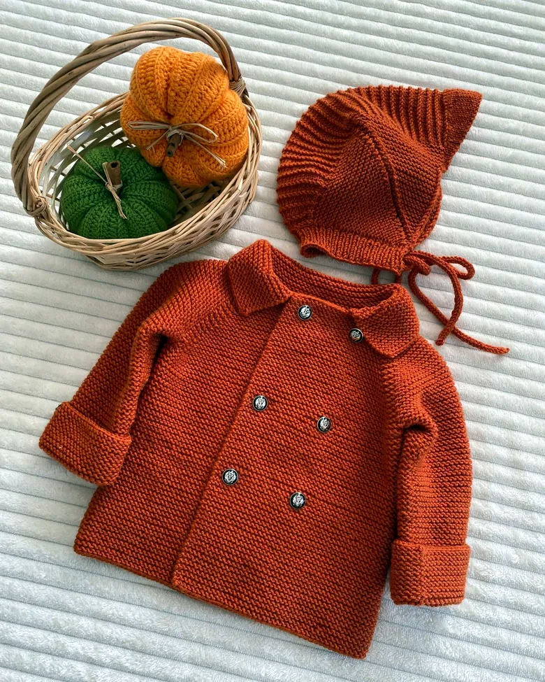 Gestricktes Babyset aus Mäntelchen und Mütze in Rostrot