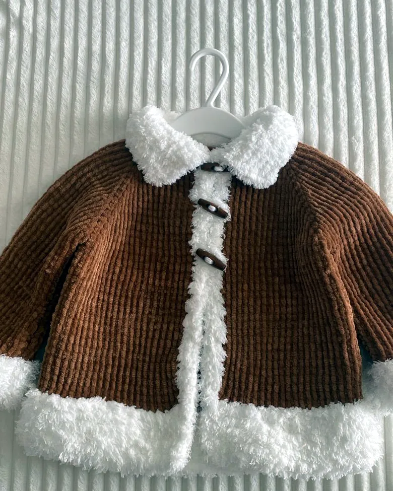 Gestrickte braune Kinderjacke mit weissem Plüschkragen