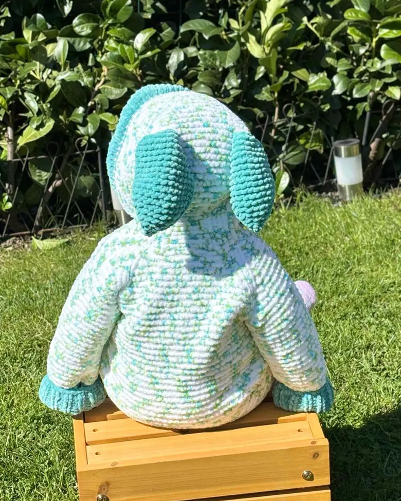 Flauschige gehäkelte Kinderjacke mit Kapuze