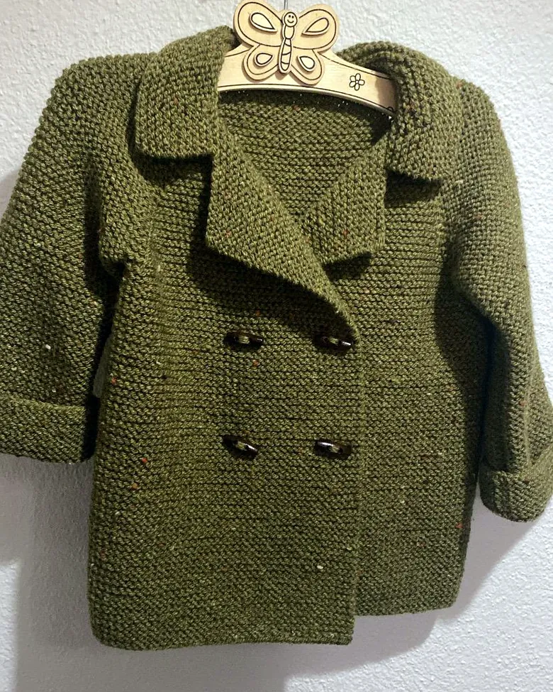 Gestrickte grüne Kinderjacke mit doppelter Knopfleiste