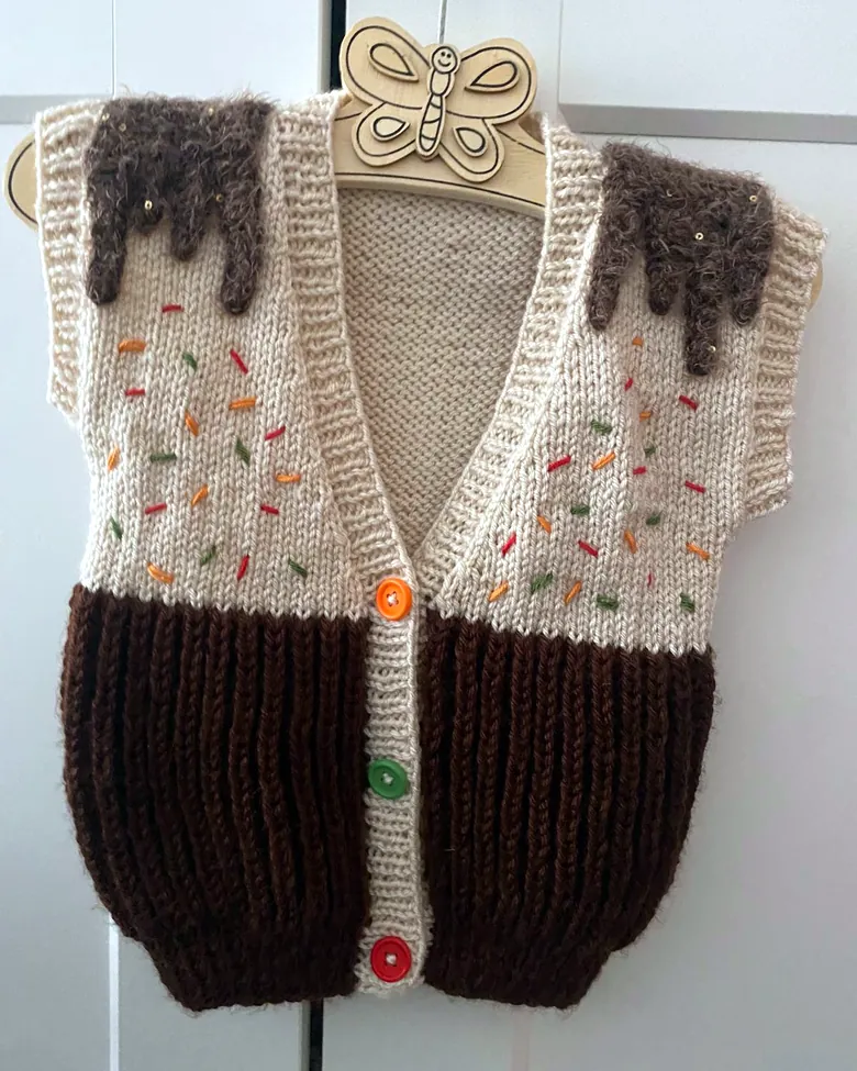 Gestrickte Kinderweste in Beige und Braun mit Streuseln