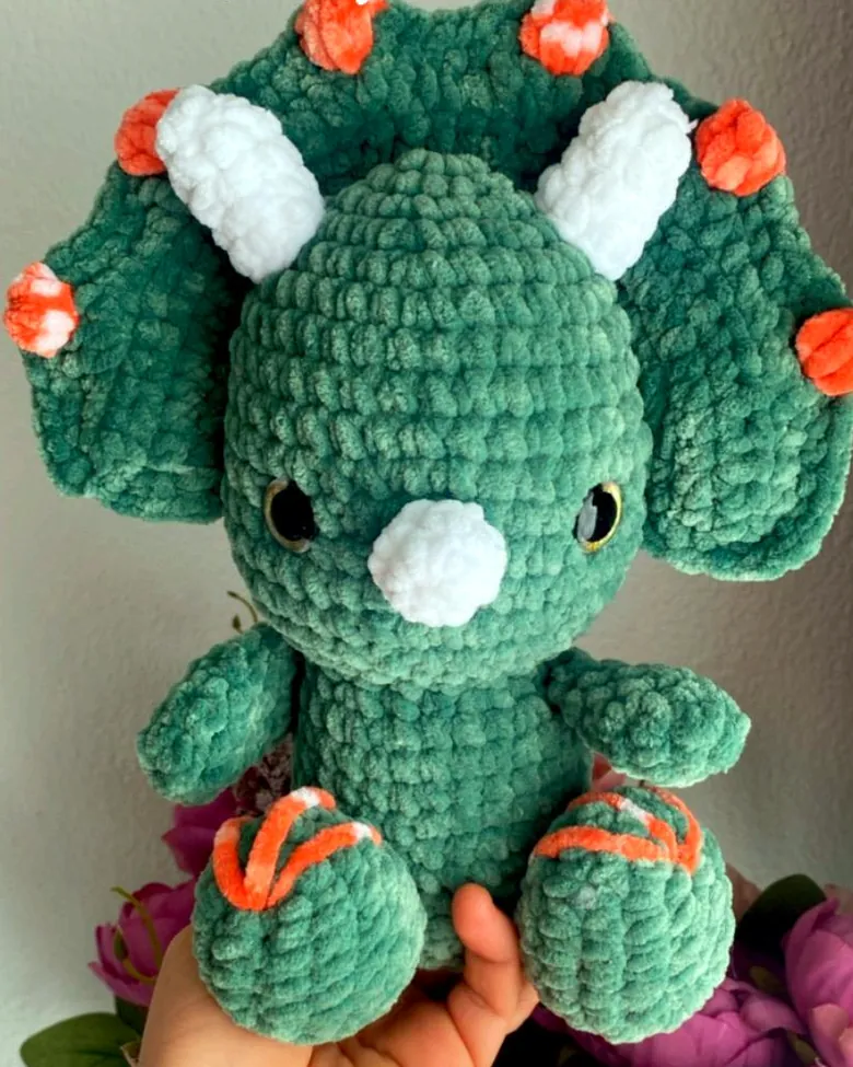 Gehäkelter grüner Dinosaurier als Kuscheltier