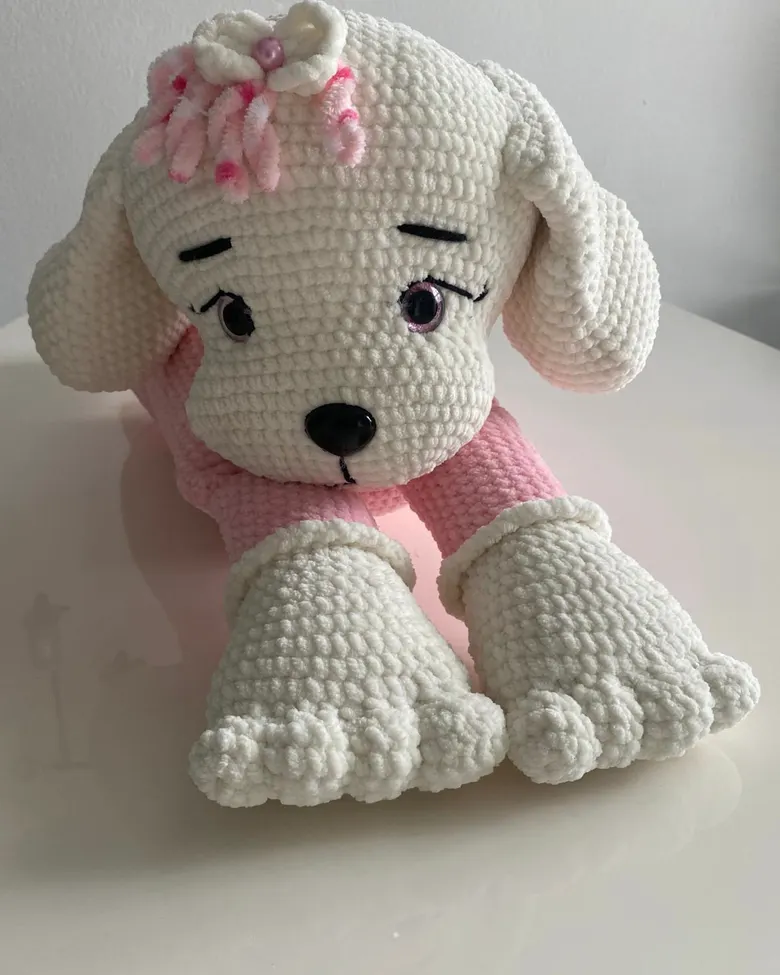 Grosser gehäkelter Hund in Weiss und Rosa